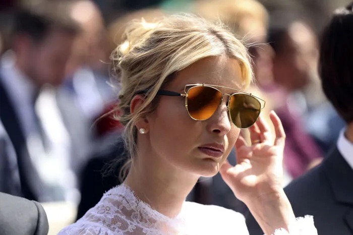 Geld spielte in der Kindheit Ivankas nie eine Rolle. Ihr vermögender Vater sorgte mit seinem Immobilienunternehmen dafür. Schon als Kind verkehrte sie mit anderen Kindern, die bekannte Namen trugen: Etwa Paris Hilton oder Wendi Murdoch.
