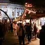 ABD0035_20231111 - WIEN - ÖSTERREICH: ++ THEMENBILD ++ Illustration zum Thema Weihnachtsmarkt/Weihnachten/Christkindlmarkt/Advent. Im Bild: Besucher des Wiener Christkindlmarkts, aufgenommen am Freitag, 10. November 2023, in Wien. - FOTO: APA/EVA MANHART
