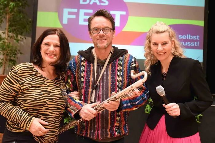 Im Mittelpunkt der Veranstaltung stand ein interaktiver Vortrag von Schauspielerin und Trainerin Andrea Latritsch-Karlbauer (links), die mit ihrer humorvollen Darbietung "Stärkung mit Sofortwirkung" begeisterte. Musikalisch begleitet wurde das Fest von Klaus Karlbauer (Mitte), Martina Klementin (rechts) moderierte die Veranstaltung.