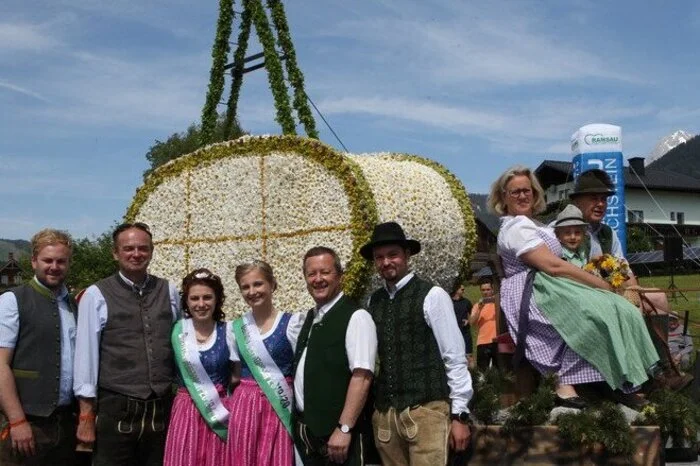 Mit dabei auch viel Prominenz - unter anderem Planai-Chef Georg Bliem und Tourismus-Boss Erich Neuhold