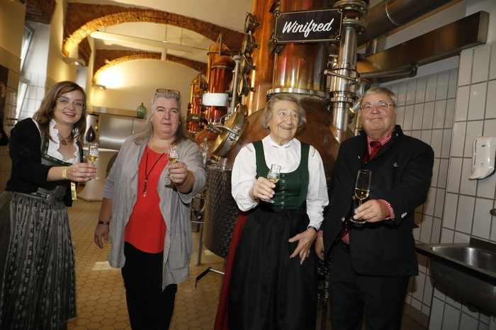 Anna Neukart, Anita Schubert, Winifred Schlichte, H. W. Schlichte