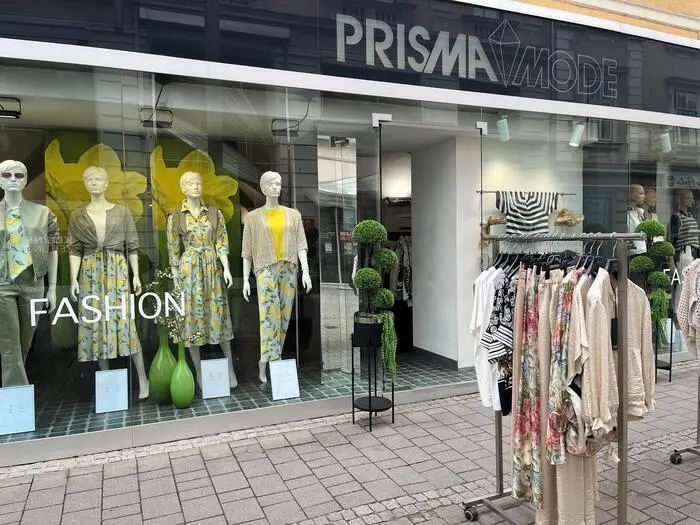 Prisma Moden ist in der Fußgängerzone in der Straußgasse daheim
