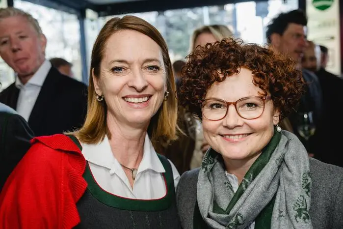 Kleine Zeitung-Geschäftsführerin Xenia Daum mit Staatssekretärin Elisabeth Zehetner
