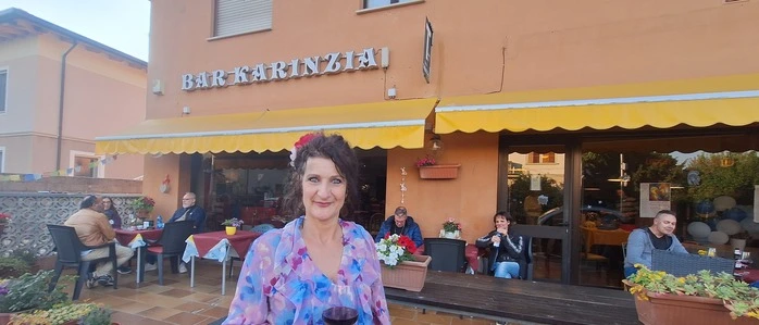 Claudia Ballerino vor ihrem Lokal Karinzia 