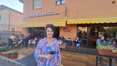 Claudia Ballerino vor ihrem Lokal Karinzia 