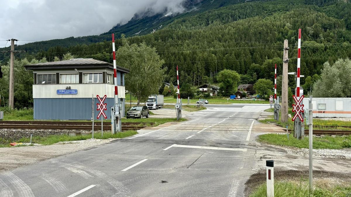 Die Eisenbahnkreuzung in Espang, dahinter die B 320