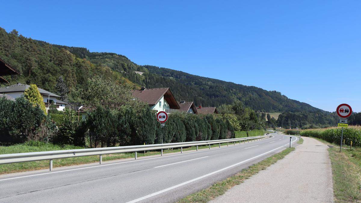 Entlang der Staudacher-Siedlung an der B 80 herrscht ein Überholverbot. Per Zusatztafel ist nur das Überholen von Traktoren erlaubt