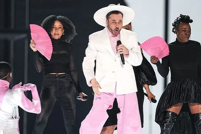 Very queer: Gustaph aus Belgien mit "Because of You". Er war zuvor schon zweimal als Background-Sänger beim ESC dabei gewesen