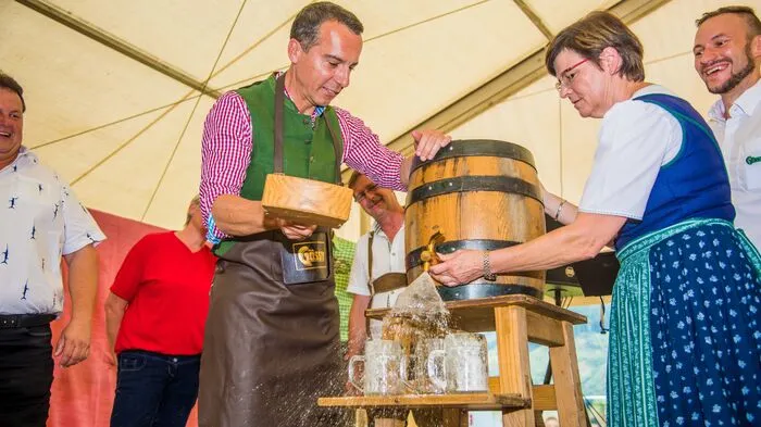 Bundeskanzler Kern beim Bieranstich mit Kandidatin Birgit Sandler