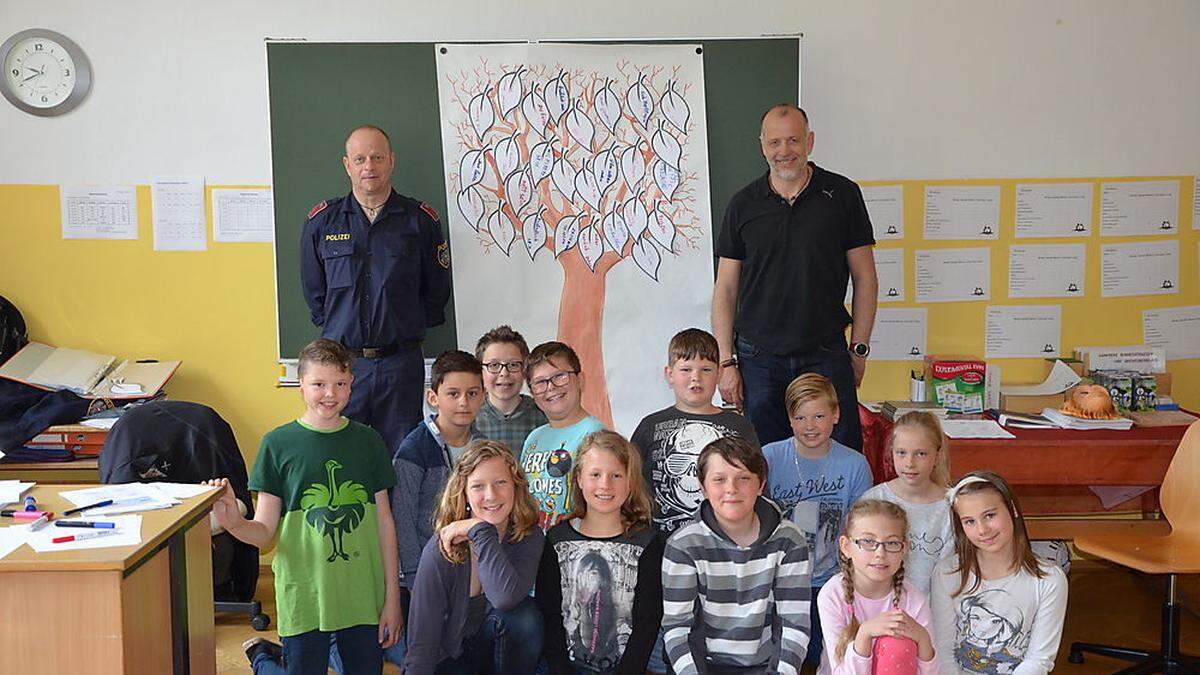 Schüler der VS Himmelberg mit den Polizeibeamten Röttl (rechts) und Lamprecht  