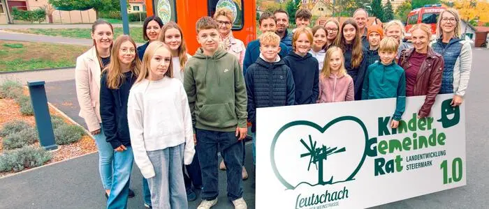 Zum Abschluss verewigten sich die Mitglieder des ersten Leutschacher Kindergemeinderates auf der neuen Bücherbox. Mit dabei waren Bürgermeister Erich Plasch, Gemeinderat Alexander Onuk-Körbler und Direktorin Bianca Kremser