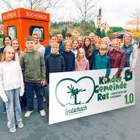 Zum Abschluss verewigten sich die Mitglieder des ersten Leutschacher Kindergemeinderates auf der neuen Bücherbox. Mit dabei waren Bürgermeister Erich Plasch, Gemeinderat Alexander Onuk-Körbler und Direktorin Bianca Kremser
