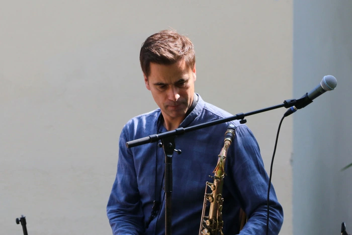 Der Saxophonist Edgar Unterkirchner spielte gleich auf mehreren Instrumenten.