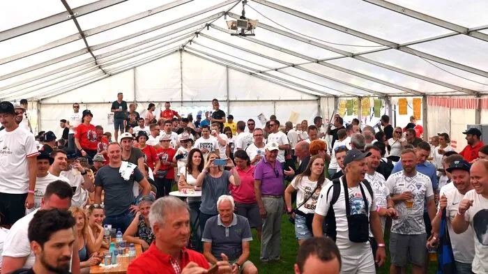 Alle Spielerinnen und und Spieler der teilnehmenden Teams kamen zur Eröffnung.