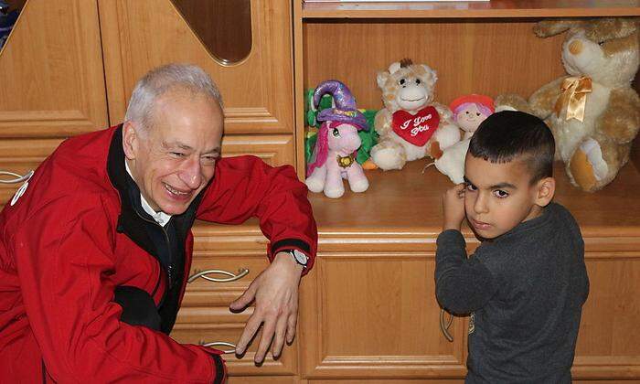 Caritas-Chef Landau in einem Kinderheim in Rumänien