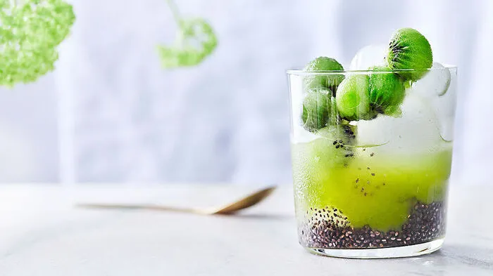 Erfrischend: Matcha, Kiwi und Chiasamen im Glas