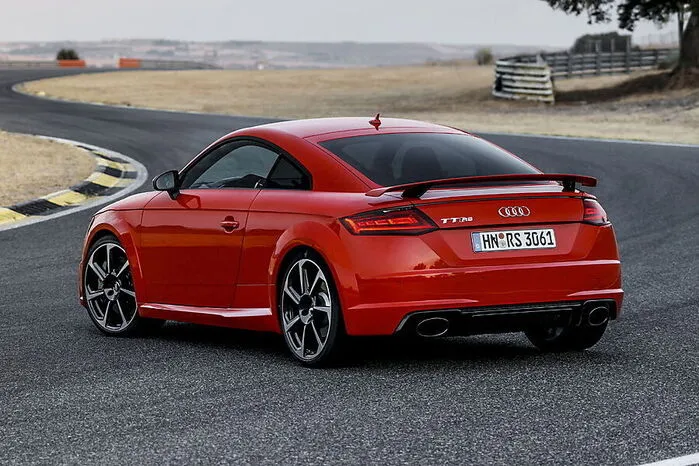Satte 480 Newtonmeter wirken auf Vorder- und Hinterräder, eine Traktionskontrolle managt die Kraft. So sprintet das Coupé in 3,7 Sekunden von 0 auf 100km/h, der Roadster in 3,9 Sekunden. Schneller war kein TT bisher.