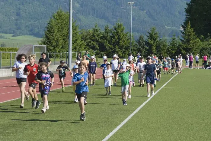 Zwischen 9 und 10 Uhr drehten die Schüler ihre Runden. Jede Klasse startete von einem eigenen Punkt, die gelaufenen Runden wurden mithilfe von Gummiringen erfasst.