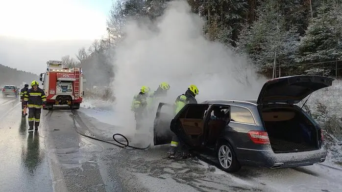 Der Pkw begann auf der Autobahn zu brennen und erlitt einen Totalschaden