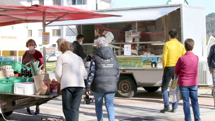 Wenn der Bauernmarkt am „Billa-Vorplatz“ um 8 Uhr seine Pforten öffnet, ist es mit der Ruhe vorbei. 