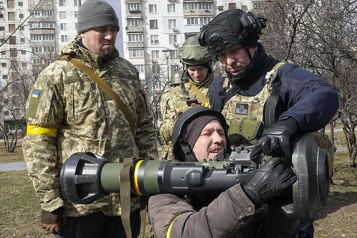 In einem Vorort von Kiew trainieren Milizionäre den Umgang mit NLAW Panzerbrechern. 