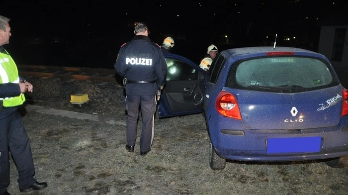In den frühen Morgenstunden des Sonntag kam ein Pkw in Voitsberg beim Bahnübergang in der Hans Klöpferallee von der Greißeneggerstraße aus kommend aus ungeklärten Gründen von der Fahrbahn ab und blieb am Gleiskörper der GKB stehen.
