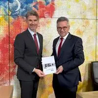 LRH-Direktor Günter Bauer (links) übergab den Tätigkeitsbericht an Landtagspräsidenten Andreas Scherwitzl