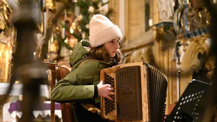 Nora Golob an der Harmonika.