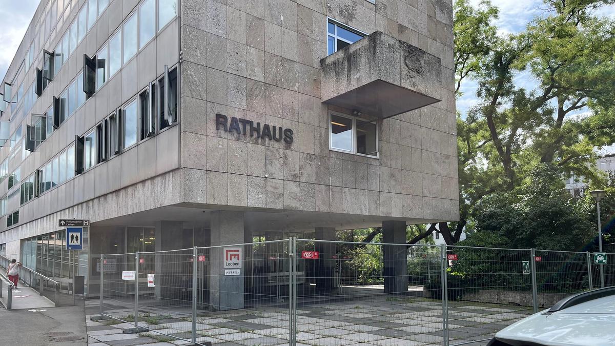 Der Eingangsbereich des Neuen Rathauses in Leoben ist seit einiger Zeit wegen Gefahr im Verzug abgesperrt