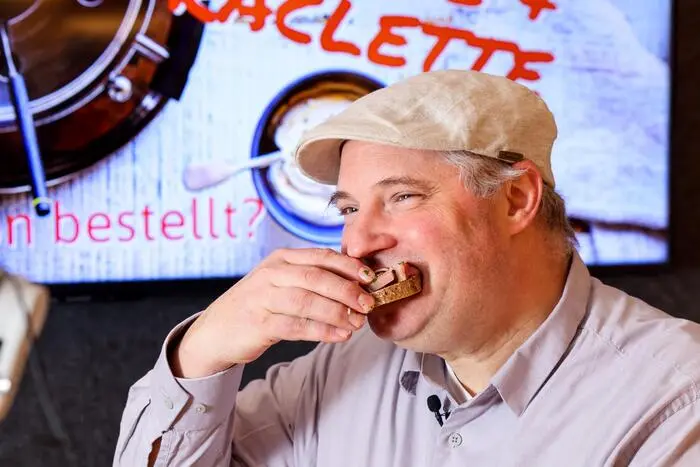 Dem Profi schmeckts: Josef Mosshammer beißt herzhaft ins Sauschädl-Brot