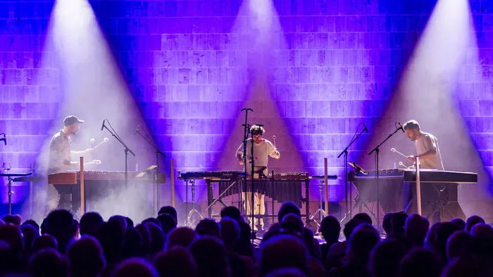 <strong>Die französischen Musiker Paul Changarnier, Alexandre Esperet und Nicolas Cousin&nbsp;schufen  an ihren Percussion-Instrumenten einen imposanten Klangkörper</strong>