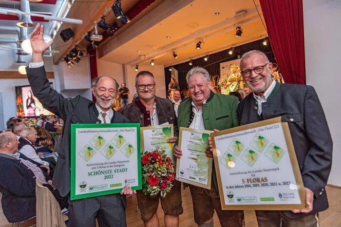 Voller Erfolg für Leoben! Für fünf Mal fünf Floras in den Jahren 2016, 2019, 2020, 2021 und 2022  Im Bild: Alois Kieninger (Referatsleiter Grünflächen), Hubert Rois (Gärtnermeister), Michael Löflehner (Gärtnermeister) und Maximilian Jäger (Vizebürgermeister)