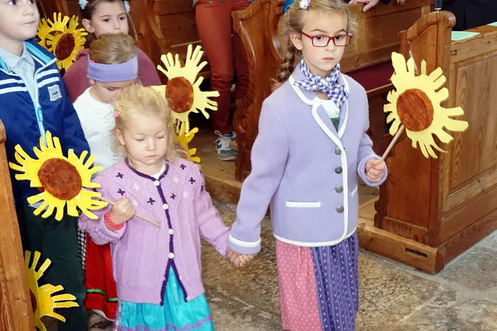 Die Kinder des Pfarrkindergartens zogen mit selbstgebastelten Sonnen und mit kleinen Erntewagerl in die Kirche ein.