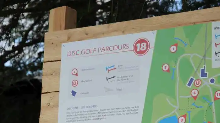 Auf einer Infotafel können sich die Besucher nahe der Bergstation der Kabinenbahn über den Parcours informieren. Mit einer gültigen Liftkarte ist der Parcours gratis.