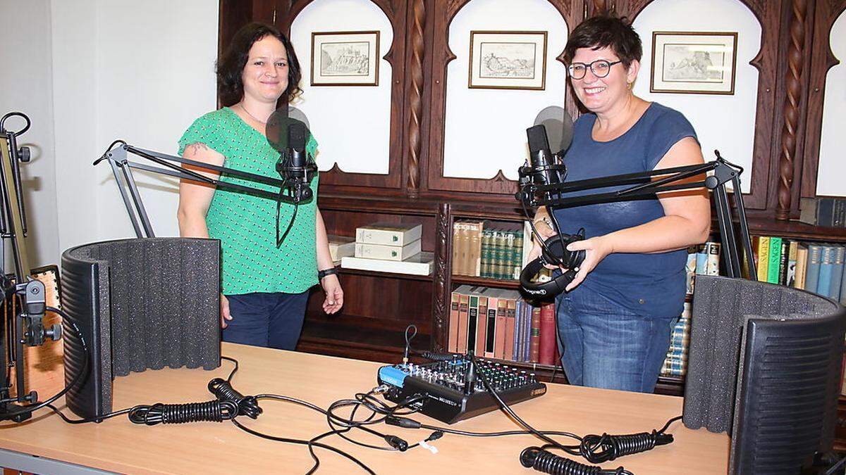 Regine Malli und Regine Höller-Rauch im neu eingerichteten Podcast-Studio der Stadtbibliothek