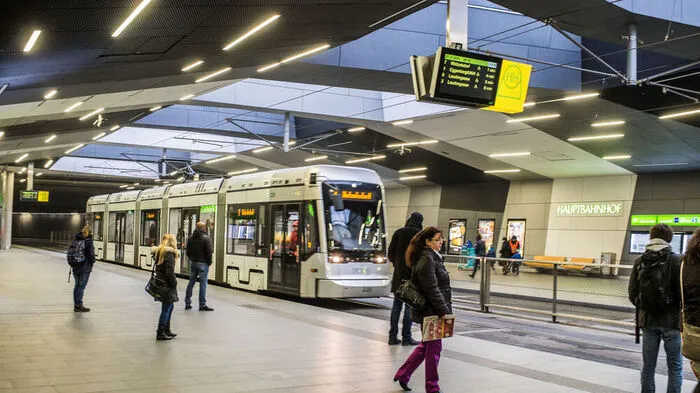 In einer Tram am Hauptbahnhof schritt der Polizist wegen einer Rauferei ein 