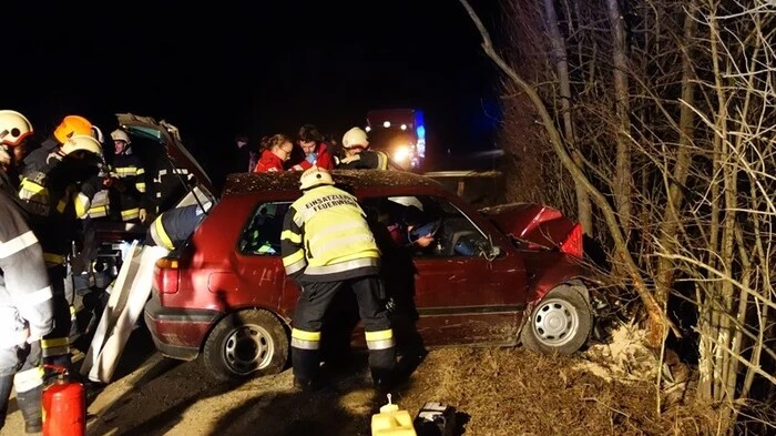 Ein Fahrzeuglenker ist mit seinem PKW in der Hardter Straße, Gem. Thal von der Straße abgekommen und gegen die Uferböschung eines Baches geprallt.