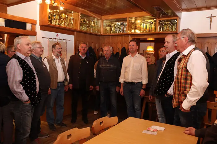 Der MGV-Tiffen unter Leitung von Hubert Warmuth eröffente mit einem Kärntnerlied die traditionelle Veranstaltung.