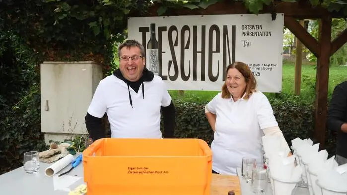 Mit heißen Kastanien und Sturm wurde der Herbsteinklang mit dem „Zsaumstehn“ eröffnet.