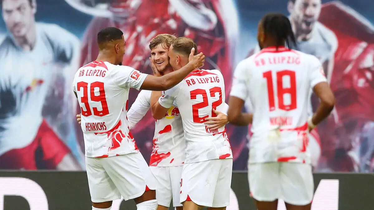 Timo Werner (2. v. l.) bejubelte seinen ersten Saisontreffer für Leipzig.
