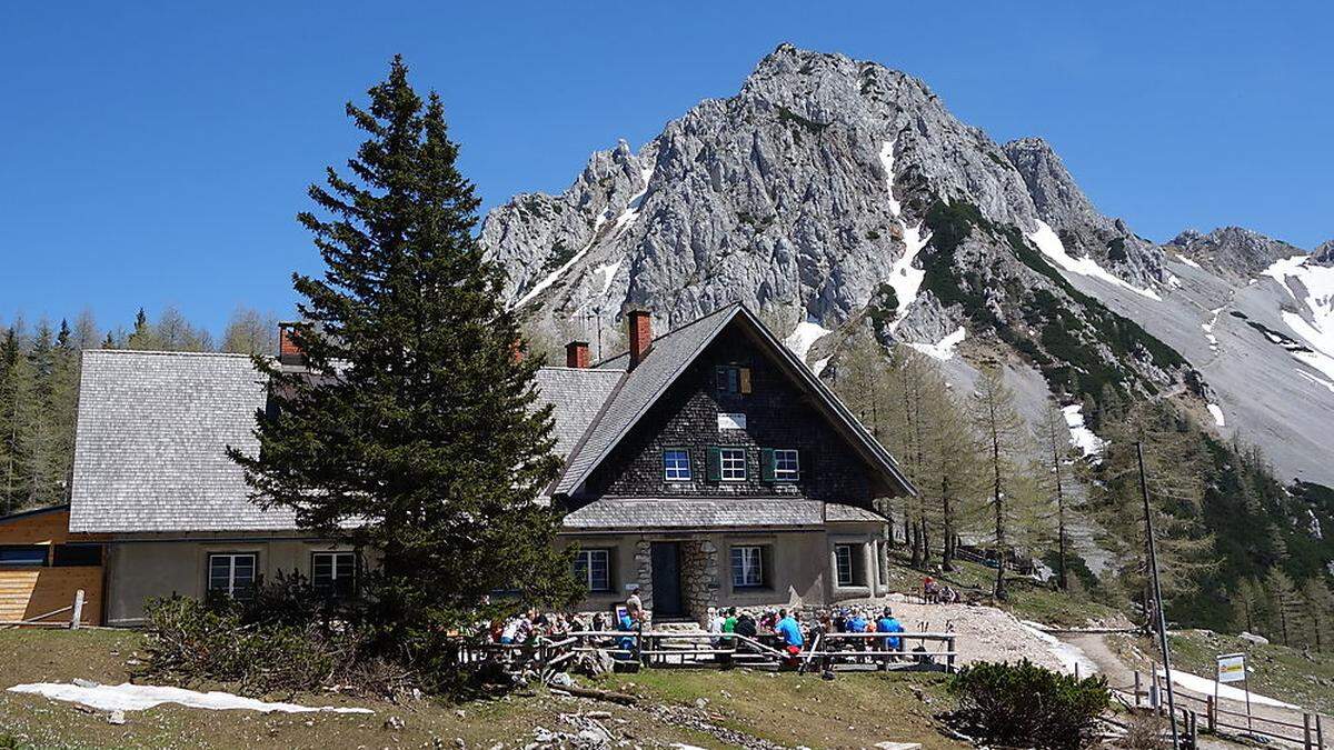 Die Klagenfurter Hütte in den Karawanken, im Hintergrund die Bielschitza