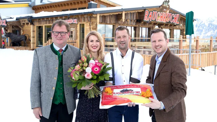 Am 18. November lud Christian Wageneder zur Eröffnung von Stoni's Rauchkuchl auf dem Hauser Kaibling. Im Bild v. l. Gerhard Schütter (Bürgermeister von Haus im Ennstal), Anela Jurisic (Partnerin von Christian Wageneder), Christian Wageneder, Arthur Moser (Geschäftsführer Hauser Kaibling Seilbahn). 