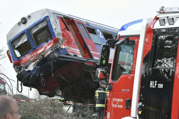 Zudem hatten die Einsatzkräfte mindestens ein Dutzend Leichtverletzte zu versorgen.