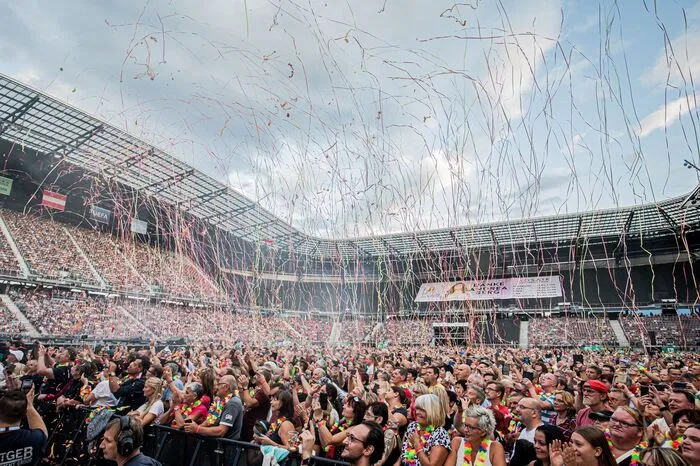 Begleitet wurde die 53-Jährige von Rauchwolken und Konfetti-Schlangen. 18.000 Fans ließen sich das Schlager-Spektakel nicht entgehen.
