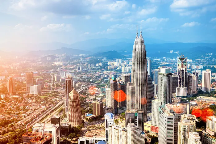 Kuala Lumpur mit Weitblick. Der Petronas Towers in Kuala Lumpur: Die beiden Türme sind über eine Brücke miteinander verbunden. Sie zu überqueren, lässt den Adrenalin-Spiegel bereits nach oben schießen. Anschließend können Besucher den Ausblick über die tropische Boom-City in Malaysia genießen.