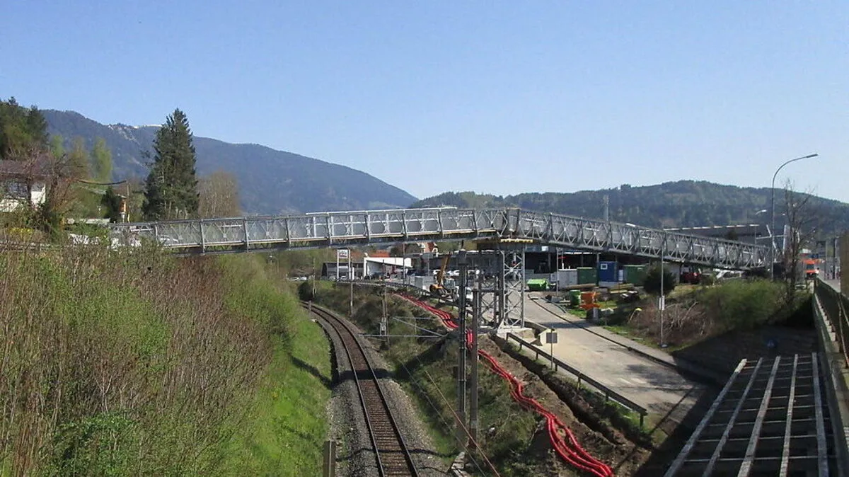 Die neue Fußgängerbrücke in Landskron ist fertiggestellt