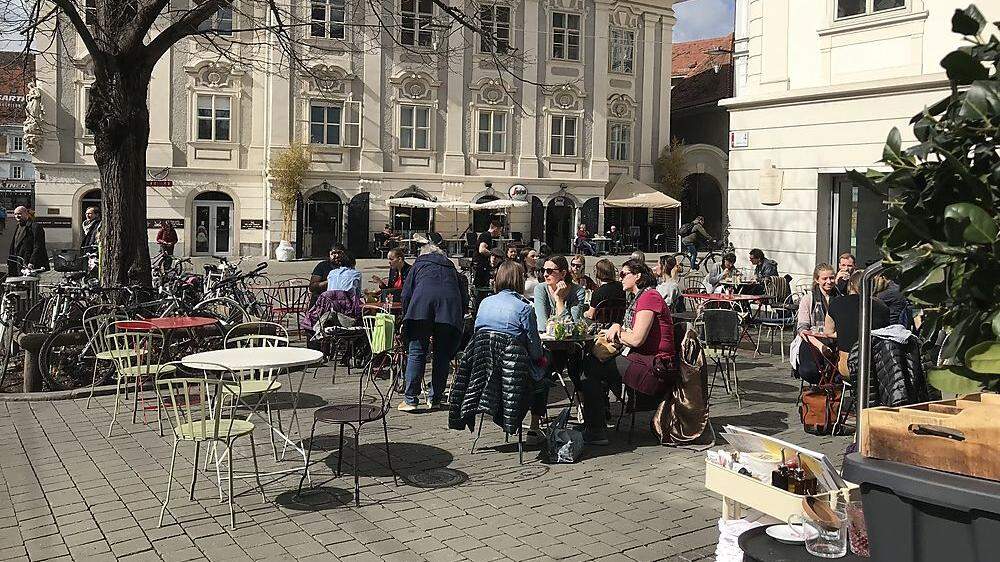 Lokale und Gastgärten waren am Samstag in Graz noch geöffnet. Mit Dienstag sperren alle zu. 