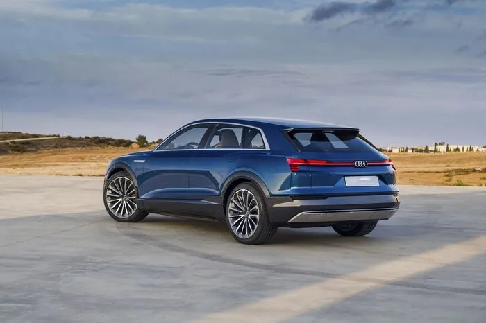 Basierend auf einer Alukarosserie mit einem Luftwiderstandsbeiwert von 0,25, ist der E-Audi eine ausgewachsene Mischung aus SUV, Avant und Coupé von knapp fünf Metern Länge.