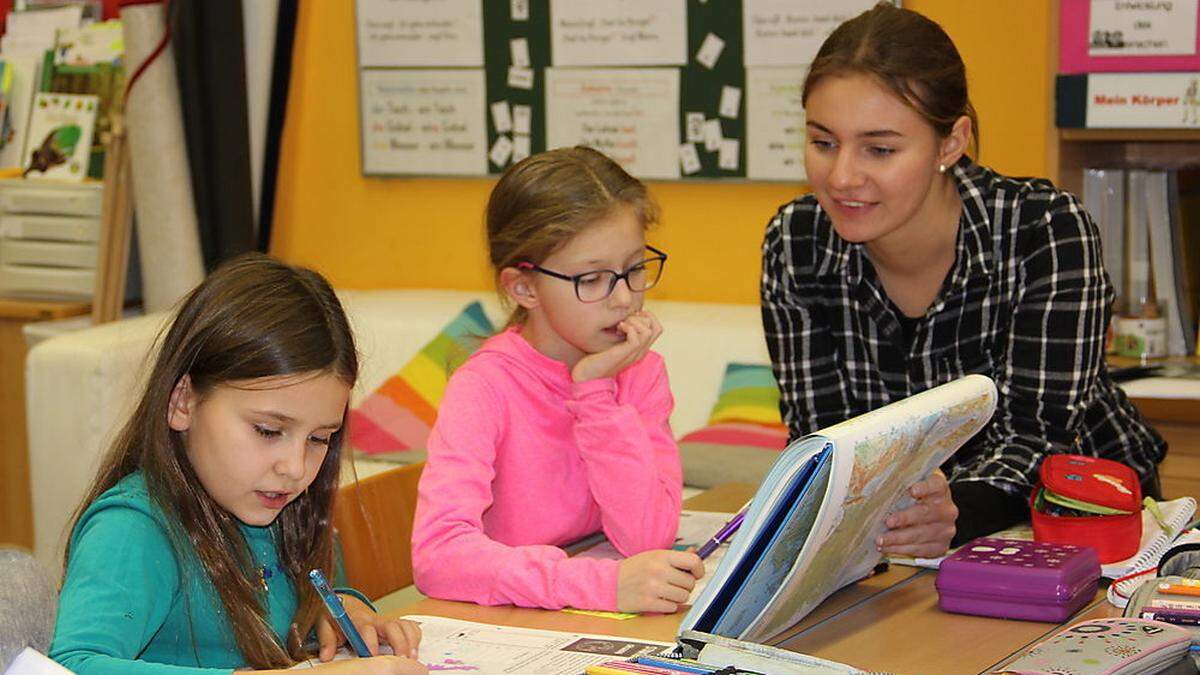 Kinder lernen unterschiedlich: Mit neuen Texten mit regionalen Inhalten soll das Lesen geübt werden