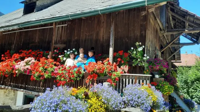 Stefanie Winkler mit ihren Kindern Anna, Tristan und Heinrich am Balkon, der oft Fotomotiv von vorbeifahrenden Blumenfans ist 